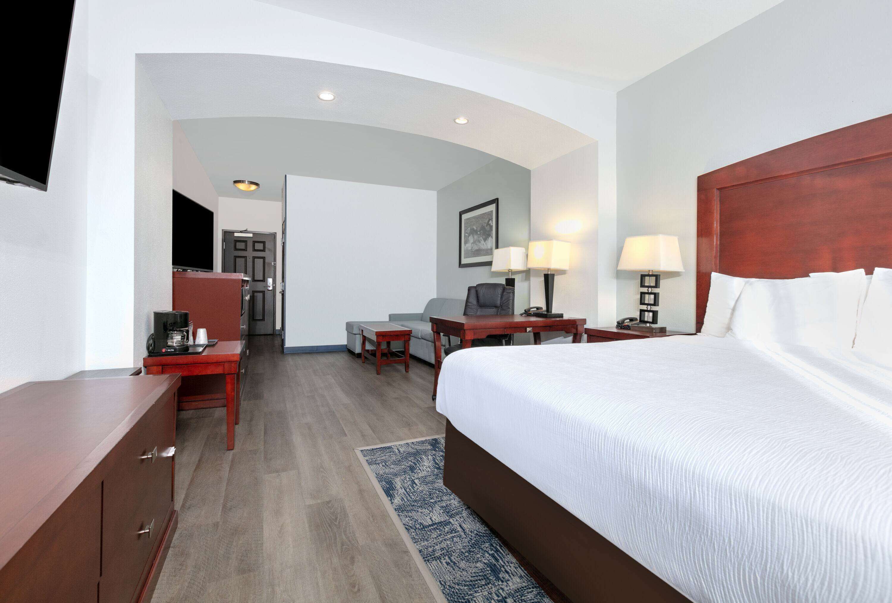 deluxe suite, 1 king bed, non smoking | premium bedding, desk, laptop workspace, iron/ironing board