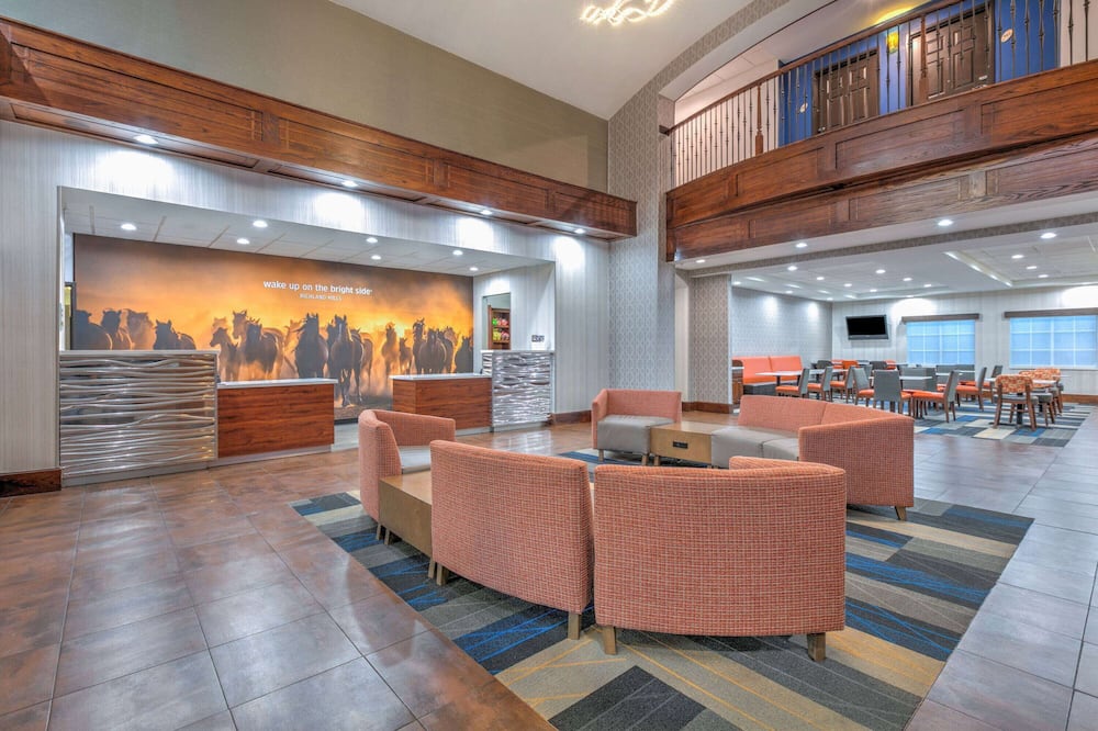 La Quinta Inn & Suites by Wyndham Fort Worth NE Mall