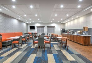 Free daily full breakfast  - La Quinta Inn & Suites by Wyndham Fort Worth NE Mall (Fort Worth)