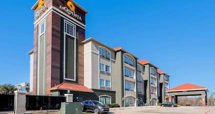 La Quinta Inn & Suites by Wyndham Fort Worth Arlington West