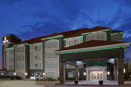 Exterior. La Quinta Inn & Suites by Wyndham Fort Worth Arlington West