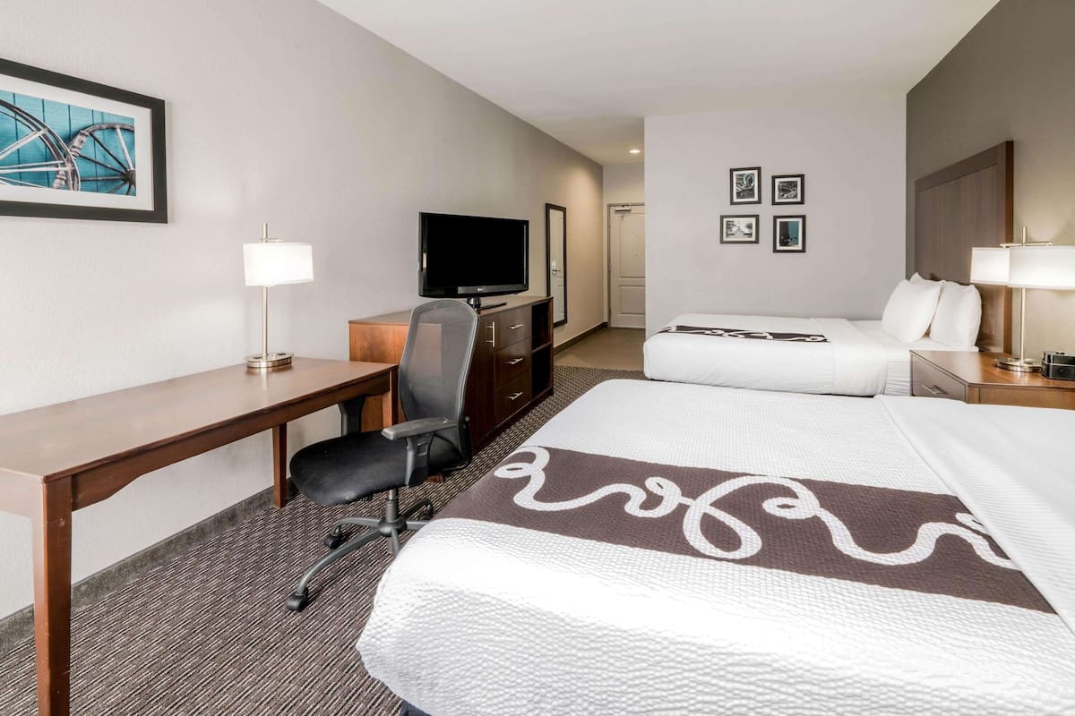 1 bedroom, pillowtop beds, desk, laptop workspace