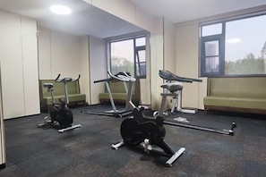 A gym with exercise equipment, a treadmill, and a stationary bike. - Super 8 Hotel (Xingtai Railway Station Tianyi Square Kaixuan Branch) (Xingtai)