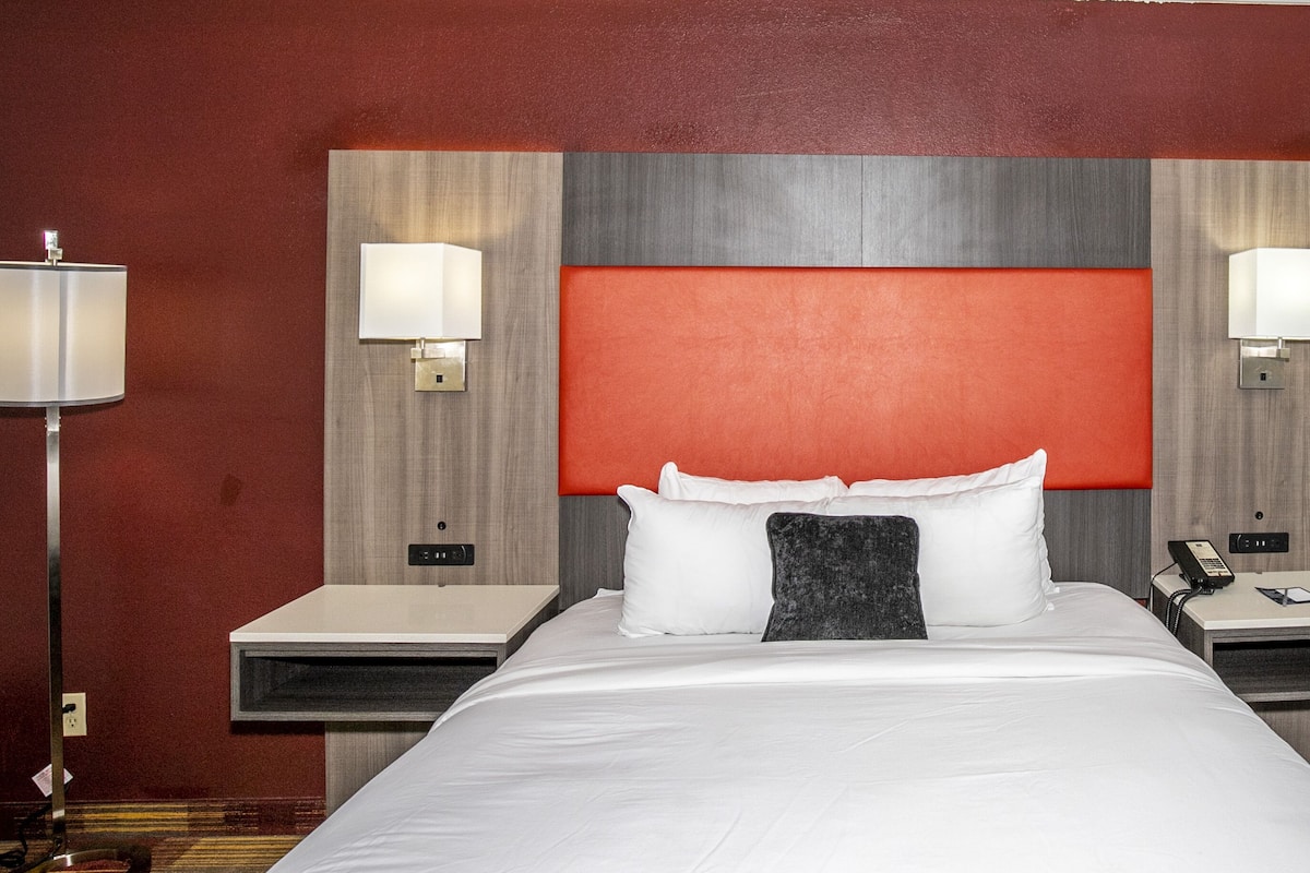 In-room safe, laptop workspace, blackout curtains, soundproofing