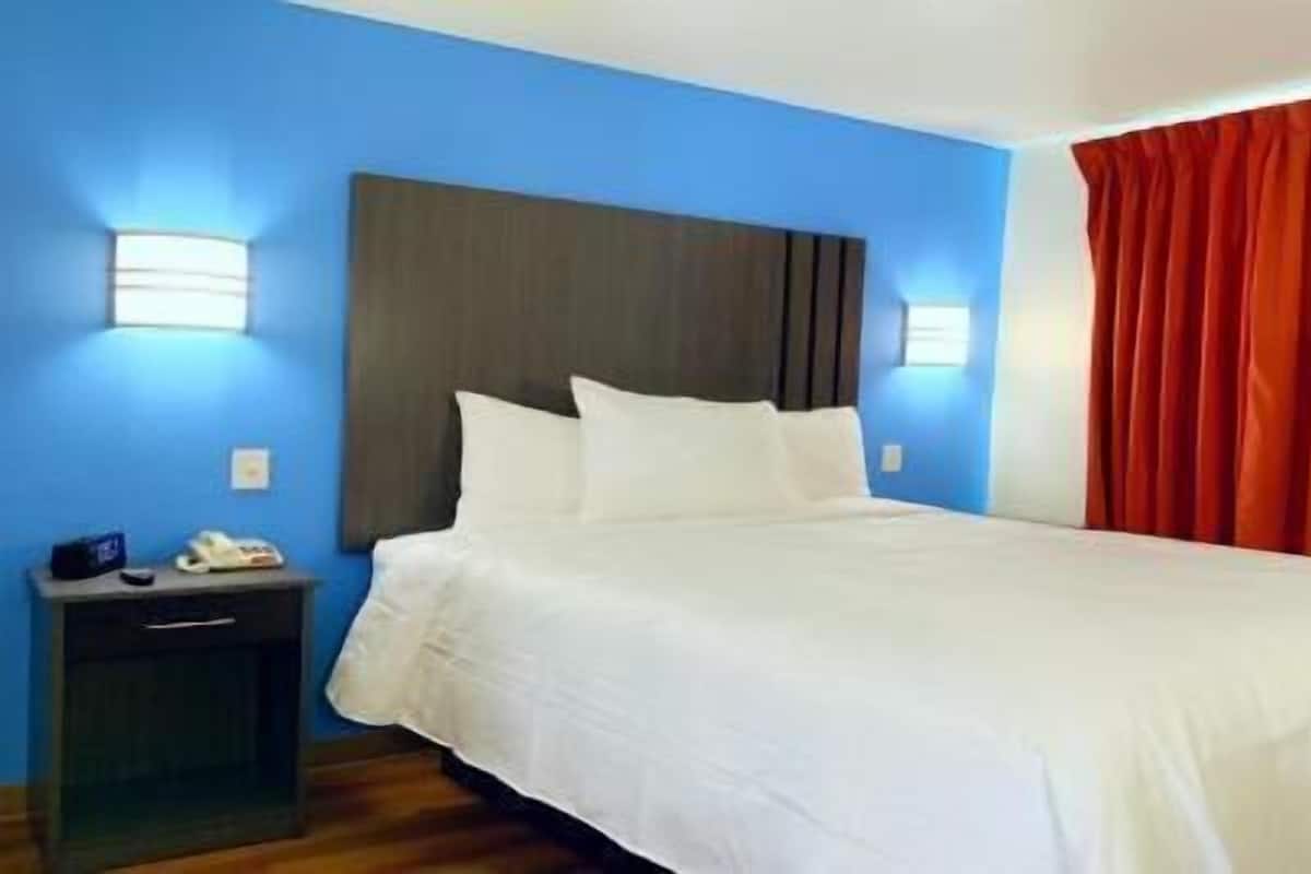 Desk, laptop workspace, iron/ironing board, free WiFi