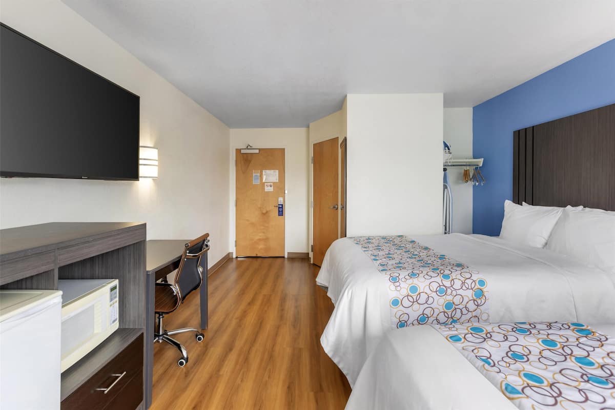 Phòng Tiêu chuẩn, 2 giường cỡ queen, không hút thuốc (with Single Sofabed;Larger Room) | 1 phòng ngủ, bàn, khu vực làm việc phù hợp cho laptop