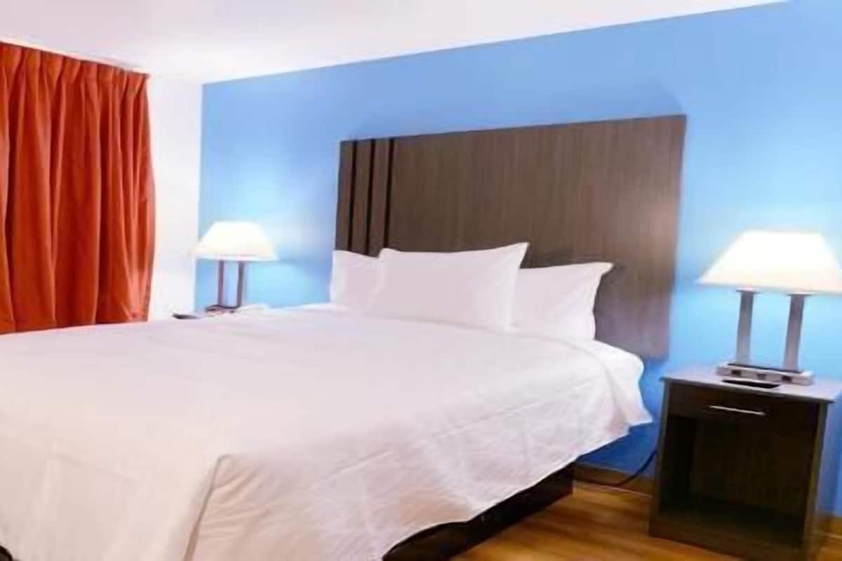 Desk, laptop workspace, iron/ironing board, free WiFi