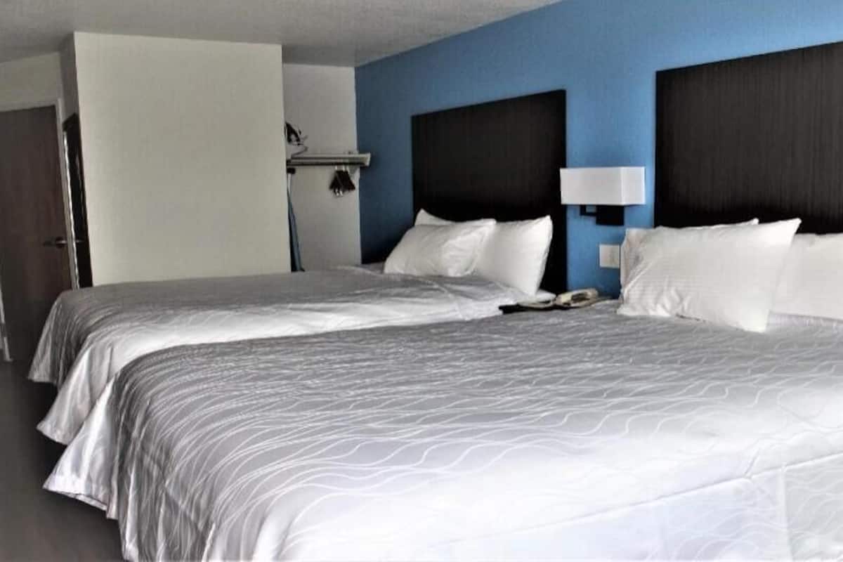 Desk, laptop workspace, iron/ironing board, free WiFi