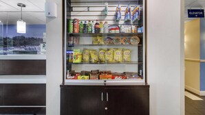 Máquina expendedora de snacks y bebidas.