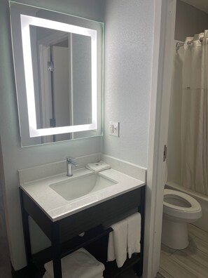 واي فاي مجانًا وملاءات أسرّة