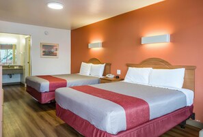 Combined shower/bathtub, towels - Motel 6 Concord, CA (Concord)