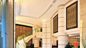A spacious lobby with a grand staircase, marble columns, and a reception desk. - Royal View Hotel (Tsuen Wan)