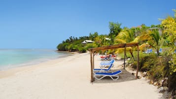 En la playa, arena blanca, camas de playa gratis