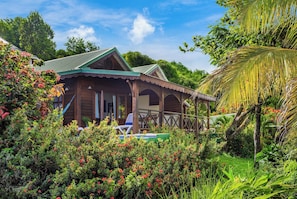 Water’s Edge Cottage | Terrace/patio