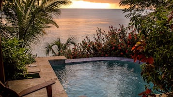 Water’s Edge Cottage | Terrace/patio