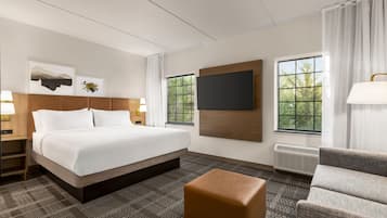 スタジオスイート キングベッド 1 台 キッチン | セーフティボックス (室内)、デスク、ノートパソコン用作業スペース、遮光カーテン