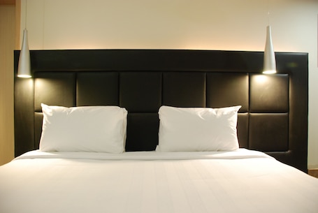 Minibar, caja de seguridad en la habitación y escritorio