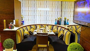 2 間餐廳,供應早餐