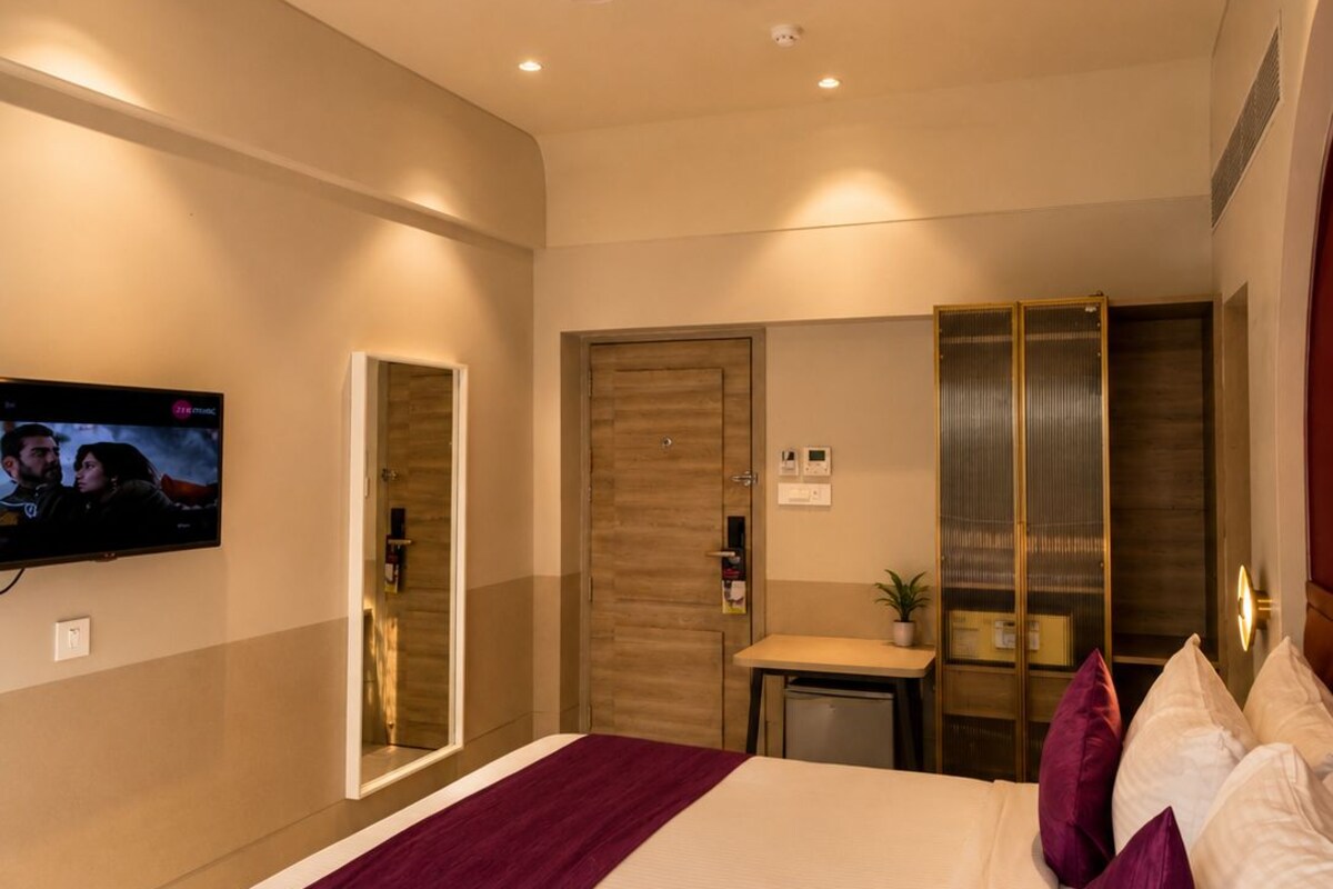 Minibar, coffres-forts dans les chambres, bureau, rideaux occultants