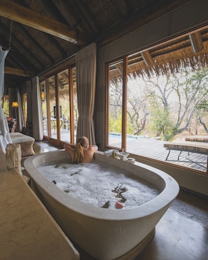 Superior suite | Badkamer | Een aparte badkuip en douche, een diep bad, designer toiletartikelen