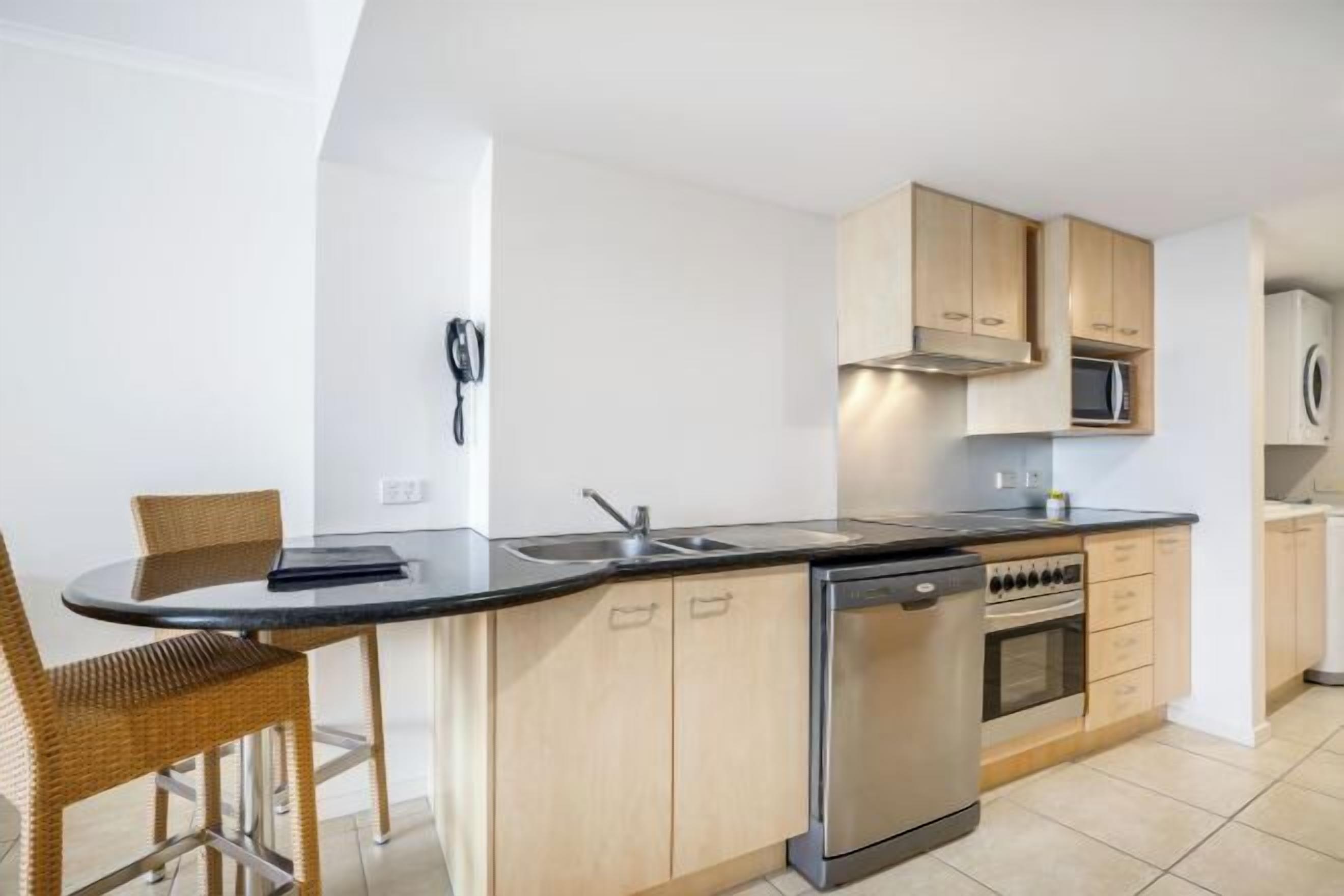 Private kitchen | Full-size fridge, microwave, stovetop, dishwasher