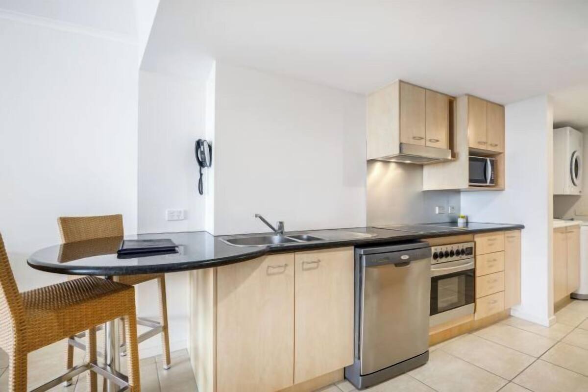 Private kitchen | Full-size fridge, microwave, stovetop, dishwasher