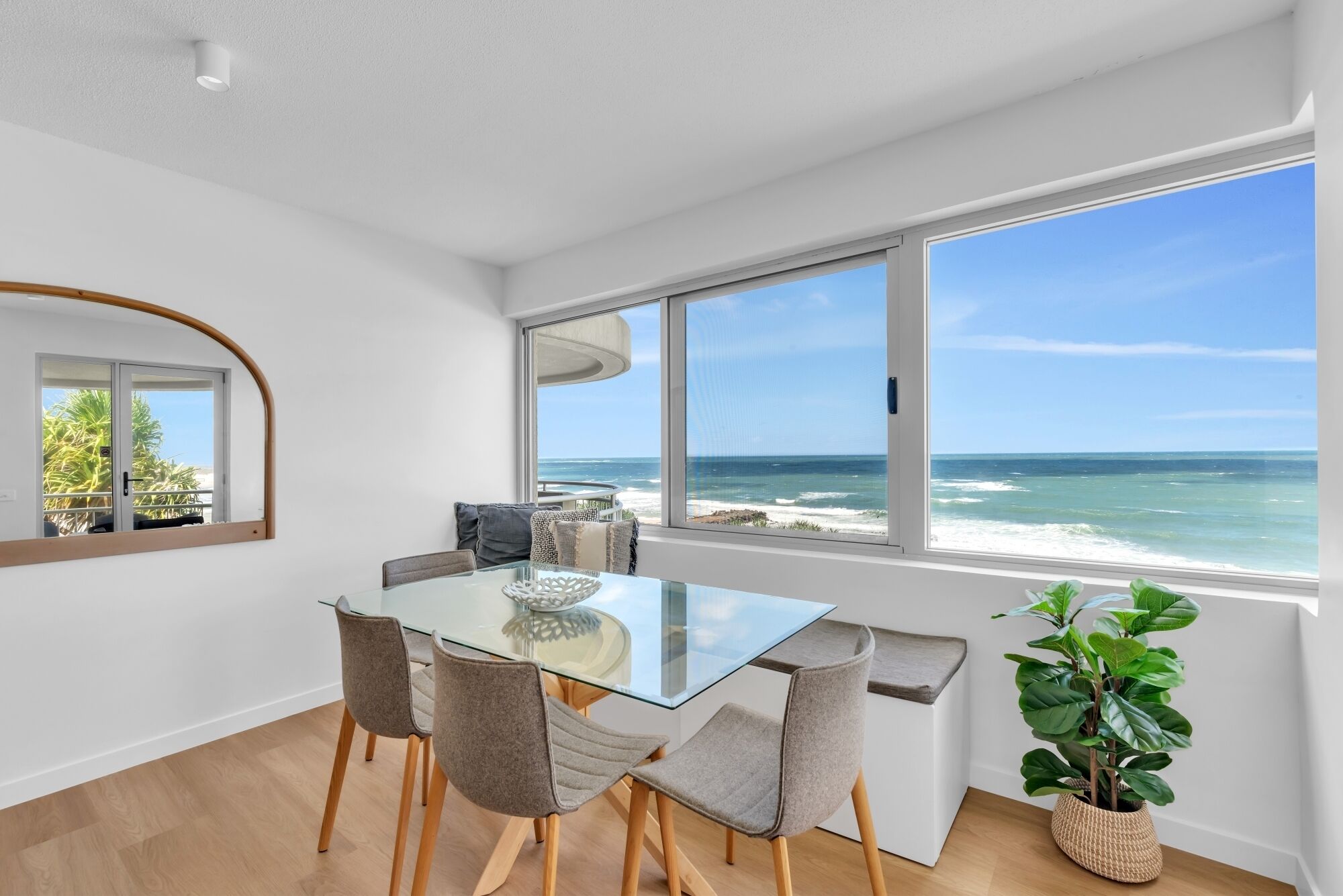3 Bedroom Apartment - Seaspray Apartments - Property Adjacent | In-room dining