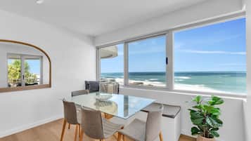 3 Bedroom Apartment - Seaspray Apartments - Property Adjacent | In-room dining
