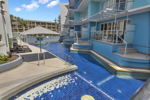 Kolam renang outdoor, dengan kursi berjemur