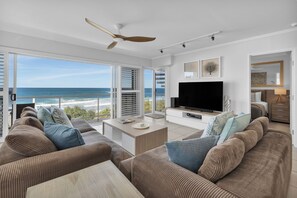 3 Bedroom Rooftop Superior - Ocean Tower | Oppholdsområde | En 50-tommers TV med Parabol-TV