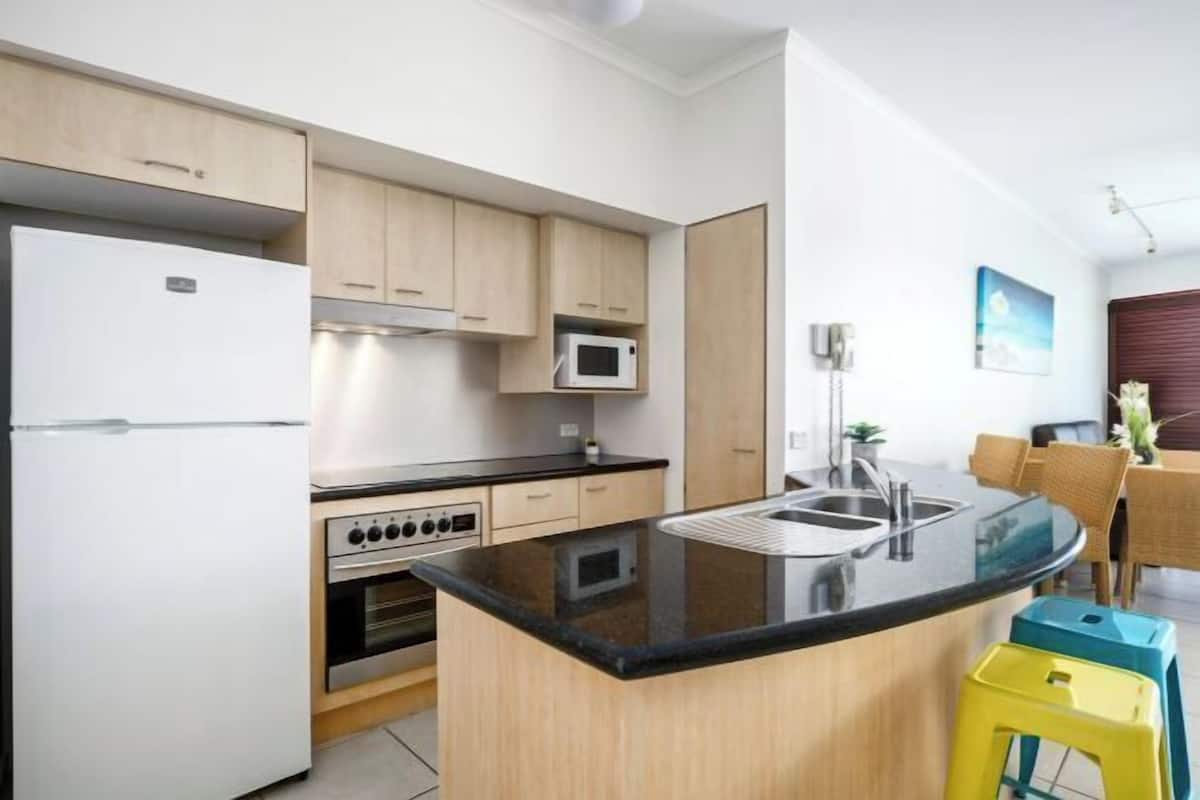 Private kitchen | Full-sized fridge, microwave, stovetop, dishwasher