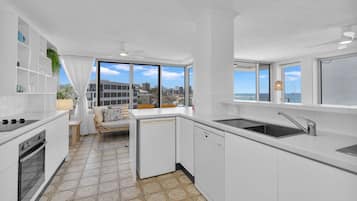 Departamento, 3 habitaciones, vista al océano (Seamist Property Adjacent) | Cocina privada | Refrigerador con congelador, microondas y parrilla de estufa