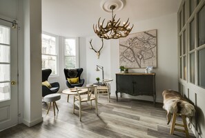 Coin salon dans le hall