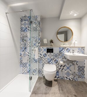 Junior Suite | Bathroom | Designer toiletries, hair dryer, towels
