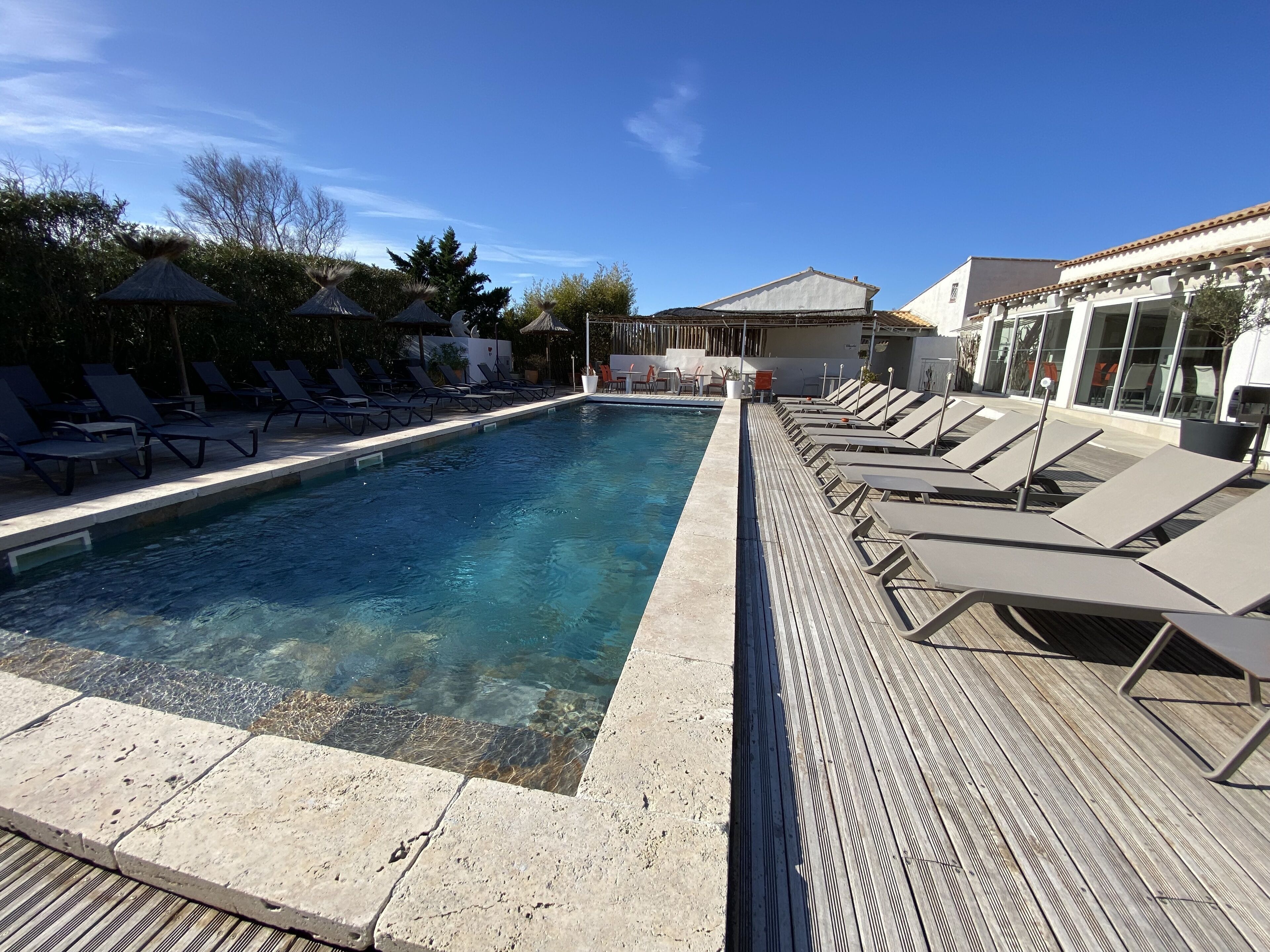 outdoor pool, open 10:00 am to 9:00 pm, pool loungers