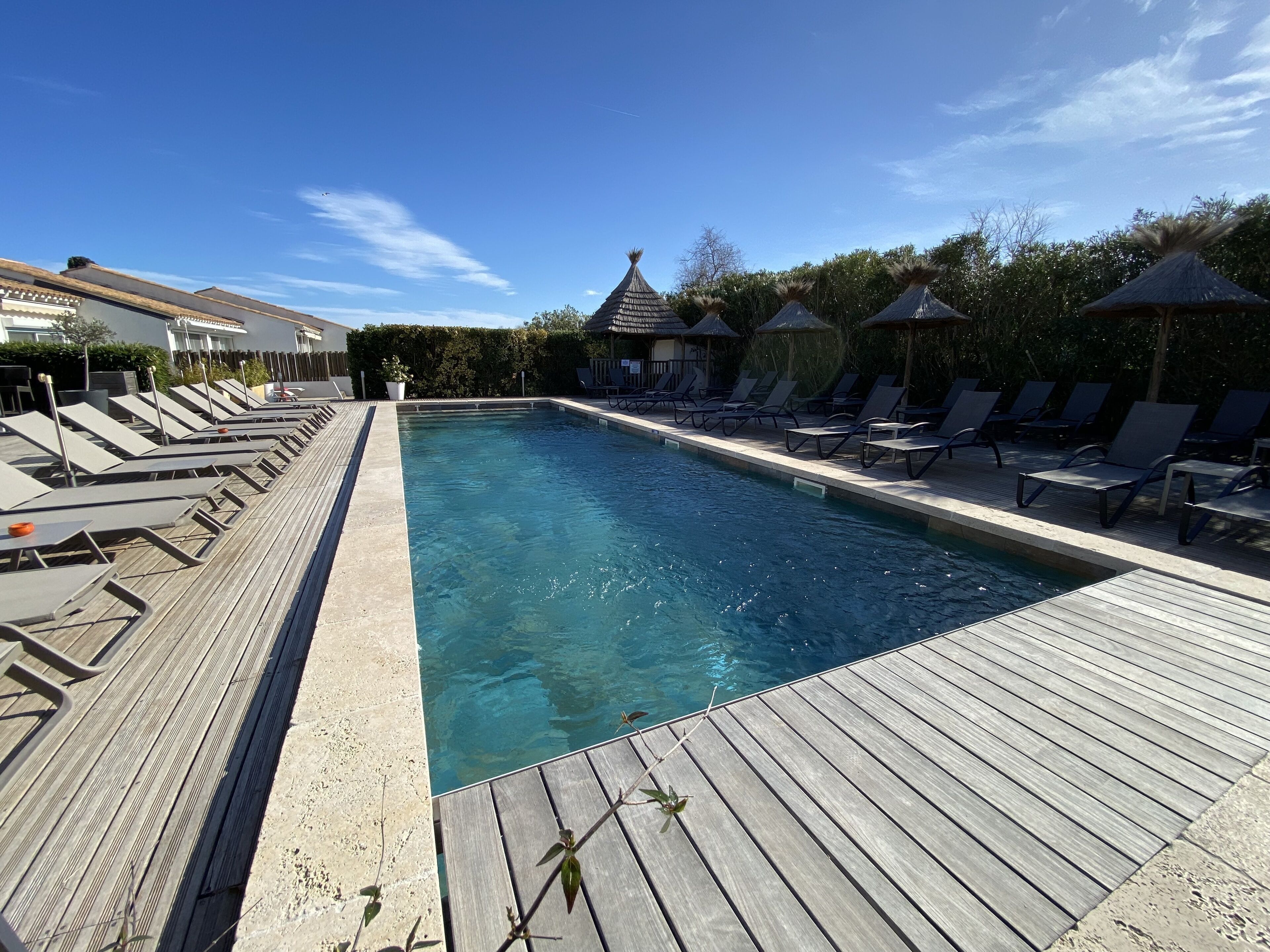 Utendørsbasseng og solsenger