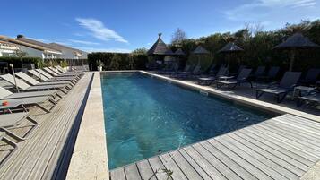 Piscina a l'aire lliure (horari: 10:00-21:00) i gandules