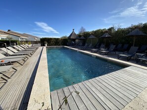 Outdoor pool, open 10:00 AM to 9:00 PM, pool loungers - Le Mas de Cocagne (Saintes-Maries-de-la-Mer)