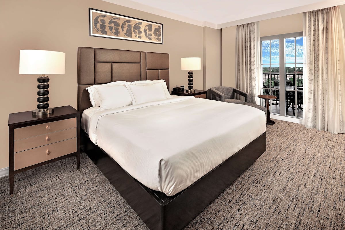 Luxe beddengoed, pillowtop-bedden, een kluis op de kamer