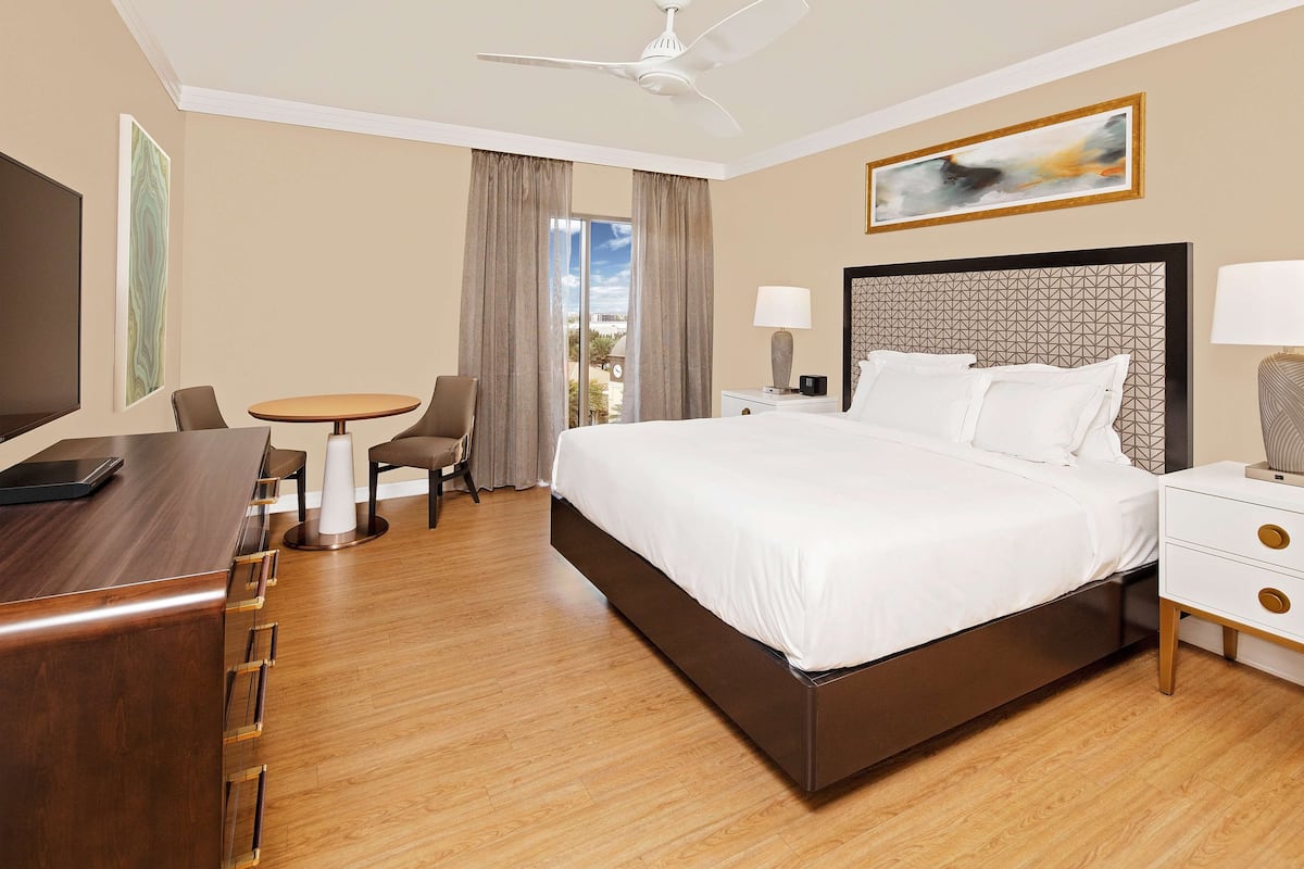 Luxe beddengoed, pillowtop-bedden, een kluis op de kamer