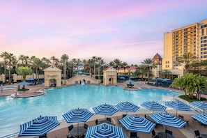 2 outdoor pools, pool umbrellas, pool loungers - Hilton Grand Vacations Club Parc Soleil Orlando (Orlando)