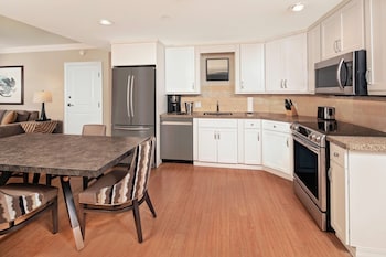 Microwave, coffee/tea maker, toaster, cookware/dishes/utensils at Hilton Grand Vacations Club Parc Soleil Orlando