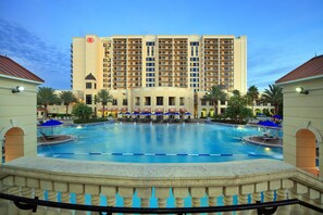 2 outdoor pools, pool umbrellas, pool loungers - Hilton Grand Vacations Club Parc Soleil Orlando (Orlando)