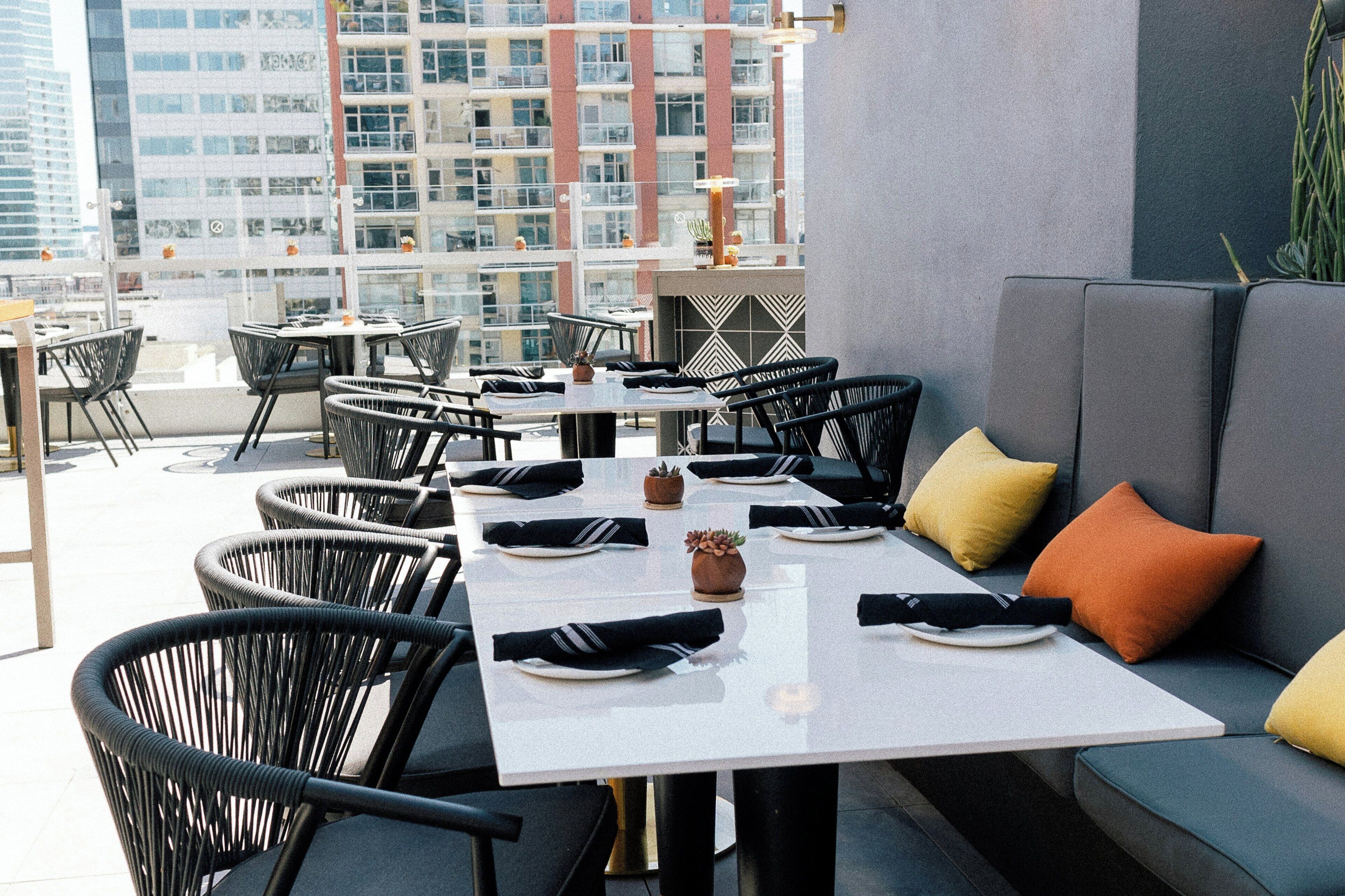 2 restaurants; breakfast, lunch, and dinner served