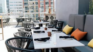 2 restauranter, der serverer morgenmad, frokost og aftensmad
