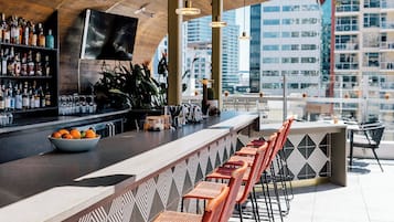 2 restaurantes, se sirven desayunos, comidas, cenas y cocina americana