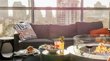 2 restaurants; breakfast, lunch, and dinner served