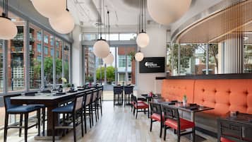 2 restaurants; breakfast, lunch and dinner served