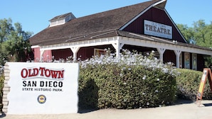 Historiallinen rakennus, jonka kyltissä lukee: ”Old Town San Diego State Historic Park”.