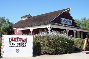 Un bâtiment historique sur lequel on peut lire l ’inscription suivante : « Parc historique d’État de la vieille ville de San Diego ».